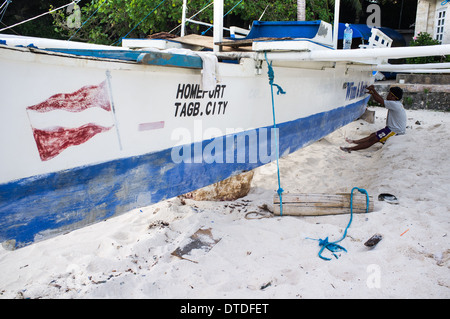 traditionelle philippinische Bangkas an einem Strand in Alona, Bohol, Philippinen Stockfoto
