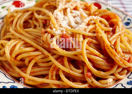 Spaghetti mit Tomatensauce und geriebenem Käse Stockfoto