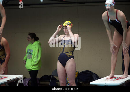 Stanford, Kalifornien, USA. 15. Februar 2014. Cal Schwimmer Missy Franklin wartet ihr wiederum in das 400 kostenlose Relais gegen Stanford, 15. Februar 2014 (Stanford, CA). Während die Olympiasieger drei Einzelveranstaltungen in den gerecht zu werden gewann, verlor Top-Rankings Cal Nr. 4 Stanford. Bildnachweis: Jeremy Breningstall/ZUMAPRESS.com/Alamy Live-Nachrichten Stockfoto