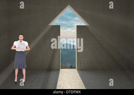 Zusammengesetztes Bild schockiert stilvolle Geschäftsfrau hält Zeitung Stockfoto