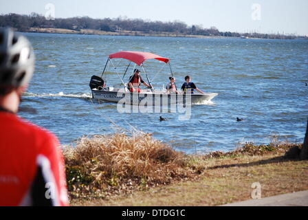 Dallas, USA, 15.02.2014. Ein junger Mann entkommt eine ernste Situation, wenn seinem Segelboot durch Wind und Wellen in White Rock Lake heute Nachmittag aufgehoben ist. Er wurde von der Segelclub aus dem kalten Wasser gerettet Boot zu retten, bevor die Dallas-Feuerwehr und Rettungsdienste in Szene angekommen. Der junge Mann scheint in Ordnung zu sein aber ging mit dem Rettungstrupp nach Auslieferung ans Ufer.   Bildnachweis: Dallaspaparazzo/Alamy Live-Nachrichten Stockfoto