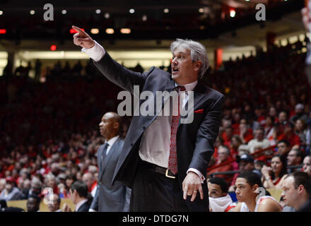 Albuquerque, New Mexico, USA. 15. Februar 2014. Roberto E. Rosales.Lobo Head Coach Craig Neal(Cq), leitet seine Spieler von der Bank gegen Nevada. Die Lobos besiegte Nevada 90 bis 72. Roberto E. Rosales/Albuquerque Journal.Albuquerque, New Mexico. © Roberto E. Rosales/Albuquerque Journal/ZUMAPRESS.com/Alamy Live-Nachrichten Stockfoto