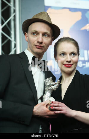 Berlin, Deutschland. 15. Februar 2014. Dietrich Brueggemann (L) und Anna Brueggemann posieren mit dem silbernen Bären für das beste Drehbuch für "Kreuzweg" nach der Preisverleihung auf der 64. Internationalen Filmfestspiele Berlinale in Berlin, Deutschland, 15. Februar 2014. © Zhang Fan/Xinhua/Alamy Live-Nachrichten Stockfoto