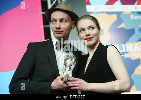 Berlin, Deutschland. 15. Februar 2014. Dietrich Brueggemann (L) und Anna Brueggemann posieren mit dem silbernen Bären für das beste Drehbuch für "Kreuzweg" nach der Preisverleihung auf der 64. Internationalen Filmfestspiele Berlinale in Berlin, Deutschland, 15. Februar 2014. © Zhang Fan/Xinhua/Alamy Live-Nachrichten Stockfoto