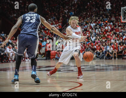 Albuquerque, New Mexico, USA. 15. Februar 2014. Roberto E. Rosales.Lobo Hugh Greenwood (Cq) wirft einen Bounce Pass zu einem Mitspieler, fahren in den Warenkorb legen. Die Lobos besiegte Nevada 90 bis 72. Greenwood beendete das Spiel mit vier Punkten und sieben assists Samstagabend in der Grube. Roberto E. Rosales/Albuquerque Journal.Albuquerque, New Mexico. © Roberto E. Rosales/Albuquerque Journal/ZUMAPRESS.com/Alamy Live-Nachrichten Stockfoto