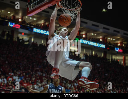 Albuquerque, New Mexico, USA. 15. Februar 2014. Roberto E. Rosales.Lobo Cameron Bairstow(Cq) tunkt zwei seiner zwanzig vier Punkte gegen Nevada. Die Lobos besiegte Nevada 90 bis 72. Bairstow beendete das Spiel mit 24 Punkten, alle Partituren Samstagabend in die Grube zu führen. Roberto E. Rosales/Albuquerque Journal.Albuquerque, New Mexico. © Roberto E. Rosales/Albuquerque Journal/ZUMAPRESS.com/Alamy Live-Nachrichten Stockfoto