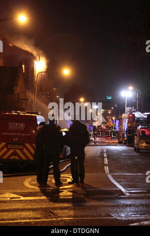 London, UK. 16. Februar 2014. 100 Feuerwehrleute bekämpfen ein Lager Feuer in Canning Town. Ein Mann wurde gerettet und ins Krankenhaus gebracht, wie Crews aus ganz London auf die Szene gesendet wurden. Das Feuer wird angenommen, dass bei etwa 23:00 Samstag begonnen haben und unter Kontrolle gebracht wurde, von ca. 02:00 m Sonntag Morgen. Bildnachweis: HOT SHOTS/Alamy Live-Nachrichten Stockfoto