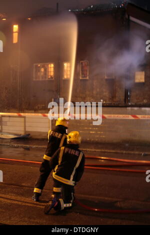 London, UK. 16. Februar 2014. 100 Feuerwehrleute bekämpfen ein Lager Feuer in Canning Town. Ein Mann wurde gerettet und ins Krankenhaus gebracht, wie Crews aus ganz London auf die Szene gesendet wurden. Das Feuer wird angenommen, dass bei etwa 23:00 Samstag begonnen haben und unter Kontrolle gebracht wurde, von ca. 02:00 m Sonntag Morgen. Bildnachweis: HOT SHOTS/Alamy Live-Nachrichten Stockfoto