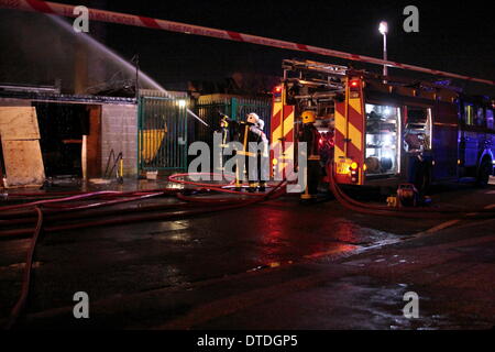 London, UK. 16. Februar 2014. 100 Feuerwehrleute bekämpfen ein Lager Feuer in Canning Town. Ein Mann wurde gerettet und ins Krankenhaus gebracht, wie Crews aus ganz London auf die Szene gesendet wurden. Das Feuer wird angenommen, dass bei etwa 23:00 Samstag begonnen haben und unter Kontrolle gebracht wurde, von ca. 02:00 m Sonntag Morgen. Bildnachweis: HOT SHOTS/Alamy Live-Nachrichten Stockfoto