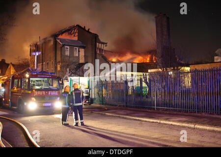 London, UK. 16. Februar 2014. 100 Feuerwehrleute bekämpfen ein Lager Feuer in Canning Town. Ein Mann wurde gerettet und ins Krankenhaus gebracht, wie Crews aus ganz London auf die Szene gesendet wurden. Das Feuer wird angenommen, dass bei etwa 23:00 Samstag begonnen haben und unter Kontrolle gebracht wurde, von ca. 02:00 m Sonntag Morgen. Bildnachweis: HOT SHOTS/Alamy Live-Nachrichten Stockfoto