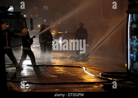 London, UK. 16. Februar 2014. 100 Feuerwehrleute bekämpfen ein Lager Feuer in Canning Town. Ein Mann wurde gerettet und ins Krankenhaus gebracht, wie Crews aus ganz London auf die Szene gesendet wurden. Das Feuer wird angenommen, dass bei etwa 23:00 Samstag begonnen haben und unter Kontrolle gebracht wurde, von ca. 02:00 m Sonntag Morgen. Bildnachweis: HOT SHOTS/Alamy Live-Nachrichten Stockfoto