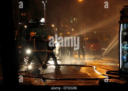 London, UK. 16. Februar 2014. 100 Feuerwehrleute bekämpfen ein Lager Feuer in Canning Town. Ein Mann wurde gerettet und ins Krankenhaus gebracht, wie Crews aus ganz London auf die Szene gesendet wurden. Das Feuer wird angenommen, dass bei etwa 23:00 Samstag begonnen haben und unter Kontrolle gebracht wurde, von ca. 02:00 m Sonntag Morgen. Bildnachweis: HOT SHOTS/Alamy Live-Nachrichten Stockfoto