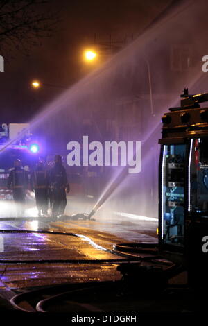 London, UK. 16. Februar 2014. 100 Feuerwehrleute bekämpfen ein Lager Feuer in Canning Town. Ein Mann wurde gerettet und ins Krankenhaus gebracht, wie Crews aus ganz London auf die Szene gesendet wurden. Das Feuer wird angenommen, dass bei etwa 23:00 Samstag begonnen haben und unter Kontrolle gebracht wurde, von ca. 02:00 m Sonntag Morgen. Bildnachweis: HOT SHOTS/Alamy Live-Nachrichten Stockfoto