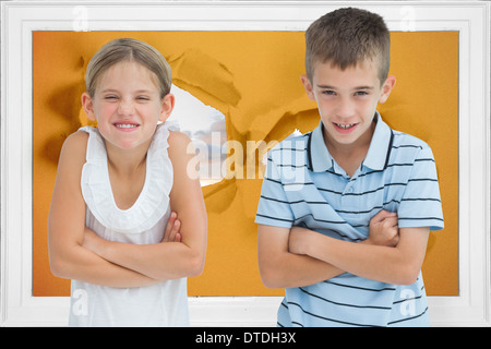 Zusammengesetztes Bild des Lächelns, Bruder und Schwester zusammen posieren Stockfoto