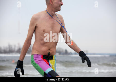 Dennis Thomas President von Coney Island Polar Bear Club geht aus dem eisigen Wasser nach der Einnahme von des Sprung während der jährlichen Veranstaltung der Bronx in NEW YORK, USA am Samstag, 15. Februar 2014. Stockfoto