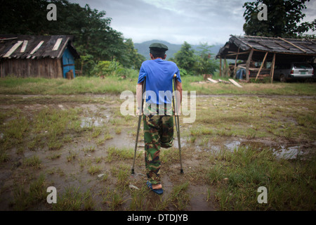 Kia Soldat Magawng Hpanawng, von Waimaw Dorf, 25, Fuß außerhalb der General Military Hospital innen Hauptsitz Stockfoto