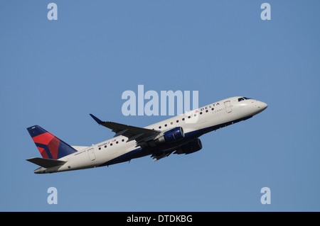 Von Compass Airlines betrieben, nimmt eine Embraer 175 Regionalverkehrsflugzeug in Dreieckschaltung Lackierung von Vancouver International Stockfoto