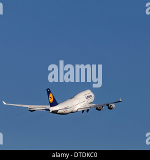 Lufthansa Boeing 747-400 (D-ABVU) Widebody-Jumbo Jet Flugzeug in der Luft nach dem Start mit einem klaren blauen Himmelshintergrund Stockfoto