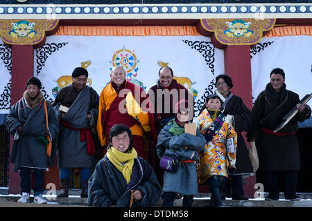 (140216) - DARI, 16. Februar 2014 (Xinhua)--Aang Jiancuo (3. R, hinten), Erbe der De'ang Sazhi tibetische Kalligraphie, stellt Fotos mit seinen Schülern im De'ang Tempel in Dari County der tibetischen autonomen Präfektur von Golog, Nordwesten Chinas Provinz Qinghai, 15. Februar 2014. Aang Jiangcuo, 46, ist der Erbe der De'ang Sazhi tibetische Kalligraphie, die als die nationalen immateriellen Kulturerbe Chinas gelistet ist. Der Erbe erfuhr die Kalligraphie von ihm selbst im Alter von 12 und folgte Bazhi, der siebte Erbe der De'ang Sazhi Kalligraphie aus 27 Jahre alt. Derzeit 46 Stockfoto