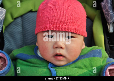 Baby im Kinderwagen sitzen Stockfoto