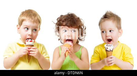 Lustige Kinder Jungen und Mädchen essen Eis isoliert auf weiss Stockfoto