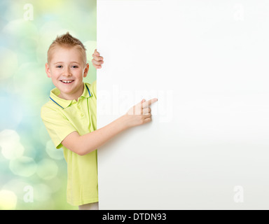 Hübscher Junge auf leere Werbebanner Stockfoto