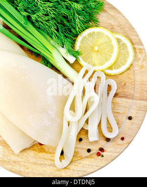 Ganze und geschnittene Tintenfischringe, Zitrone, Dill, verschiedene Paprika, Frühlingszwiebeln auf einem Holzbrett isoliert auf weißem Hintergrund Stockfoto