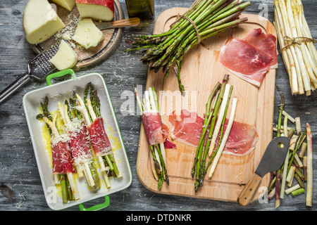 Vorbereitungen für den Bräter mit Spargel und Käse Stockfoto