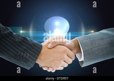Zusammengesetztes Bild des Business-Handshakes gegen glänzende Glühbirne Stockfoto