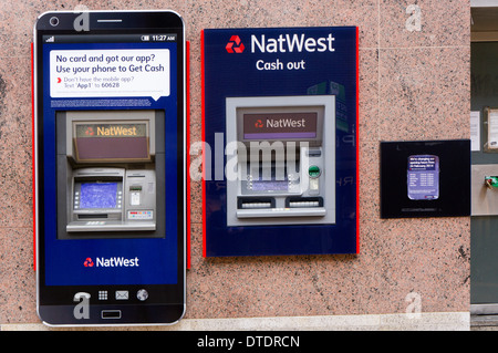 Ein NatWest Geldautomat gebildet, um auszusehen wie eine Mobile "Telefon - Werbung eine app, um mit Ihrem Handy Geld abheben. Stockfoto