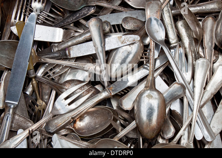 alte Löffel, Gabeln, Messer auf einem Flohmarkt Stockfoto
