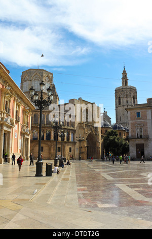 VALENCIA, APRIL 10 - Virgin Platz mit der Kathedrale von Valencia und die Basilika der Jungfrau am April 10,2013 in Valencia, Spanien. Stockfoto