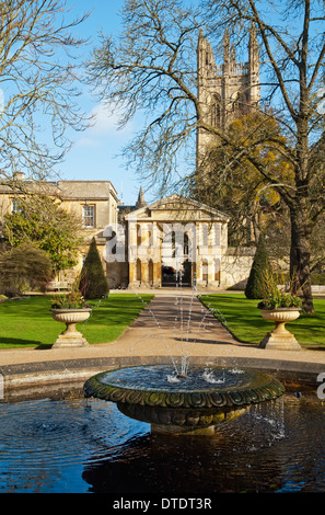 Oxford Botanic Garden in der Wintersonne mit Blick auf das Eingangstor, Magdalen Tower und Brunnen im Vordergrund. VEREINIGTES KÖNIGREICH. Stockfoto