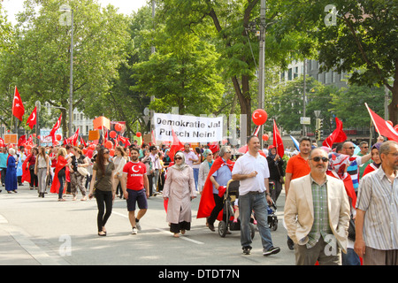 München, Deutschland - 6. Juli 2013: Menschen türkischer Herkunft herauskam, Ministerpräsident der Türkei Recep Tayyip Erdogan zu unterstützen. Stockfoto