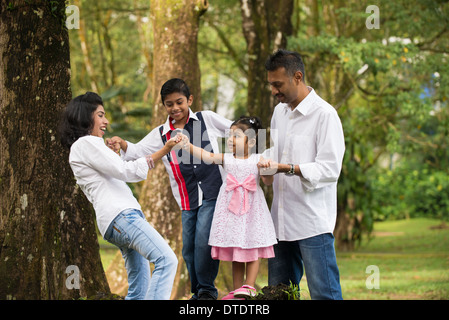 indische Familie, die Erziehung von Kindern zu klettern Stockfoto