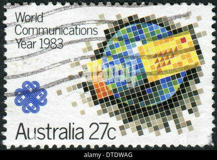 Australien - ca. 1983: Briefmarke gedruckt in Australien, World Communications Jahr gewidmet zeigt Emblem, ca. 1983 Stockfoto