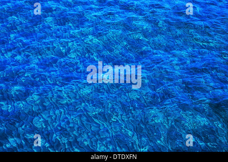 Ein Meer von blauen Wasser sanft plätschernden. Stockfoto