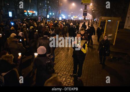 Kiew, Ukraine. 15. Februar 2014. Die Veteranen von Afghanistan, zusammen mit der Selbstverteidigung-Gruppen von Independence Square und eine große Menschenmenge marschierte (mit Rüstung und Schlagstöcken) für 5 km über Kiew, Hommage an den Verstorbenen in sowjetischer Krieg in Afghanistan am Jahrestag des letzten Truppenabzug endete am 15. Februar 1988. Bildnachweis: Jacob Balzani Loov/ZUMAPRESS.com/Alamy Live-Nachrichten Stockfoto