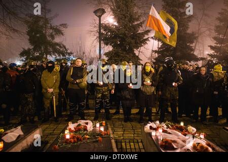 Kiew, Ukraine. 15. Februar 2014. Die Veteranen von Afghanistan, zusammen mit der Selbstverteidigung-Gruppen von Independence Square und eine große Menschenmenge marschierte (mit Rüstung und Schlagstöcken) für 5 km über Kiew, Hommage an den Verstorbenen in sowjetischer Krieg in Afghanistan am Jahrestag des letzten Truppenabzug endete am 15. Februar 1988. Bildnachweis: Jacob Balzani Loov/ZUMAPRESS.com/Alamy Live-Nachrichten Stockfoto