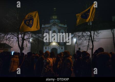 Kiew, Ukraine. 15. Februar 2014. Die Veteranen von Afghanistan, zusammen mit der Selbstverteidigung-Gruppen von Independence Square und eine große Menschenmenge marschierte (mit Rüstung und Schlagstöcken) für 5 km über Kiew, Hommage an den Verstorbenen in sowjetischer Krieg in Afghanistan am Jahrestag des letzten Truppenabzug endete am 15. Februar 1988. Bildnachweis: Jacob Balzani Loov/ZUMAPRESS.com/Alamy Live-Nachrichten Stockfoto