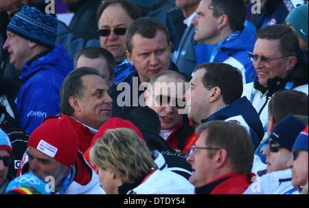 Russian Prime Minister Dmitry Medvedev (R) und Russian President Vladimir Putin (C) besuchen die Männer? s 4 x 10 km Staffelwettkampf in Laura Langlauf Ski & Biathlon Center an die Olympischen Spiele 2014 in Sotschi, Krasnaya Polyana, Russland, 16. Februar 2014. Foto: Michael Kappeler/dpa Stockfoto