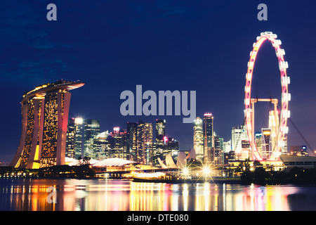 Ansicht der Marina Bay Area mit dem Singapore Flyer und Marina Bay Sands Hotel von Bay Ostgarten Stockfoto