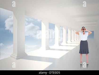 Zusammengesetztes Bild schockiert elegante Geschäftsfrau Blick durch ein Fernglas Stockfoto