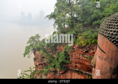 Weltweit größte Buddha mit Leshan skyline Stockfoto