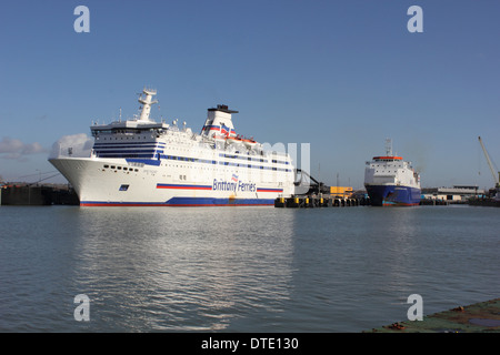 Eine Personen- und Auto Fähre angedockt im Hafen von Portsmouth nach dem Segeln aus Frankreich 16. Februar 2014 Stockfoto