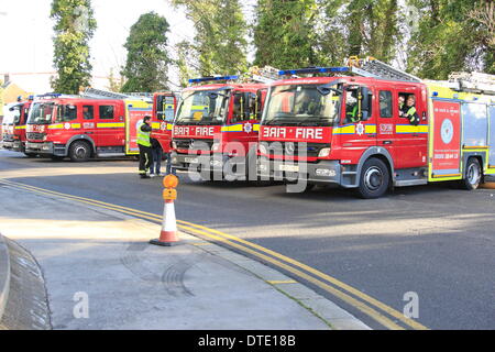 Croydon, UK. Sonntag, 16. Februar. Feuerwehr weiterhin Pumpe Wasser Weg von einer Wasser-Kläranlagen in Kenley, Croydon. Die Website bietet Wasser auf 47.000 Eigenschaften im Bereich und um sicherzustellen, dass Angebot ist gepflegt, Besatzungen sind Pumpen 24.000 Liter Wasser eine Minute entfernt von der betroffenen Anlage. Bildnachweis: HOT SHOTS/Alamy Live-Nachrichten Stockfoto