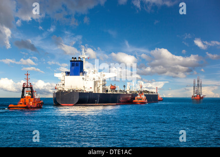 Ölplattform und Tanker im Meer. Stockfoto