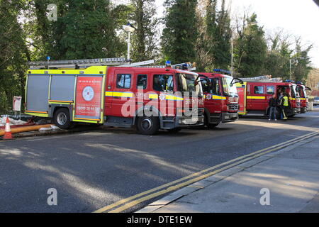 Croydon, UK. Sonntag, 16. Februar. Feuerwehr weiterhin Pumpe Wasser Weg von einer Wasser-Kläranlagen in Kenley, Croydon. Die Website bietet Wasser auf 47.000 Eigenschaften im Bereich und um sicherzustellen, dass Angebot ist gepflegt, Besatzungen sind Pumpen 24.000 Liter Wasser eine Minute entfernt von der betroffenen Anlage. Bildnachweis: HOT SHOTS/Alamy Live-Nachrichten Stockfoto