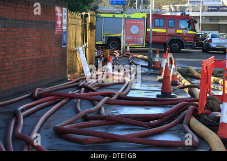 Croydon, UK. Sonntag, 16. Februar. Feuerwehr weiterhin Pumpe Wasser Weg von einer Wasser-Kläranlagen in Kenley, Croydon. Die Website bietet Wasser auf 47.000 Eigenschaften im Bereich und um sicherzustellen, dass Angebot ist gepflegt, Besatzungen sind Pumpen 24.000 Liter Wasser eine Minute entfernt von der betroffenen Anlage. Bildnachweis: HOT SHOTS/Alamy Live-Nachrichten Stockfoto