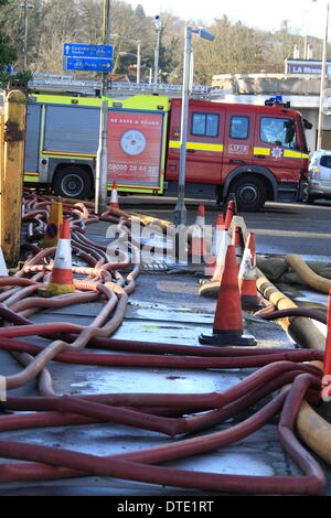 Croydon, UK. Sonntag, 16. Februar. Feuerwehr weiterhin Pumpe Wasser Weg von einer Wasser-Kläranlagen in Kenley, Croydon. Die Website bietet Wasser auf 47.000 Eigenschaften im Bereich und um sicherzustellen, dass Angebot ist gepflegt, Besatzungen sind Pumpen 24.000 Liter Wasser eine Minute entfernt von der betroffenen Anlage. Bildnachweis: HOT SHOTS/Alamy Live-Nachrichten Stockfoto